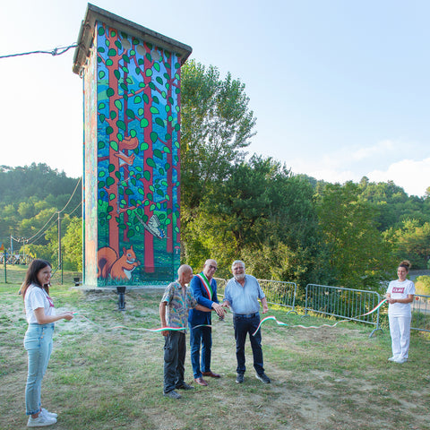 La cabina elettrica di E-Distribuzione diventa un’opera d’arte: l’arte di “Fungo” trasforma l’area verde di Faggiola