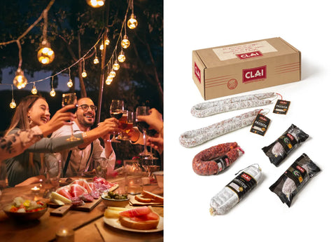 Box aperitivo clai con salumi e persone mentre fanno aperitivo