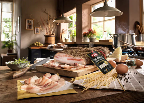 Guanciale CLAI affettato e posizionato su un tagliere in legno